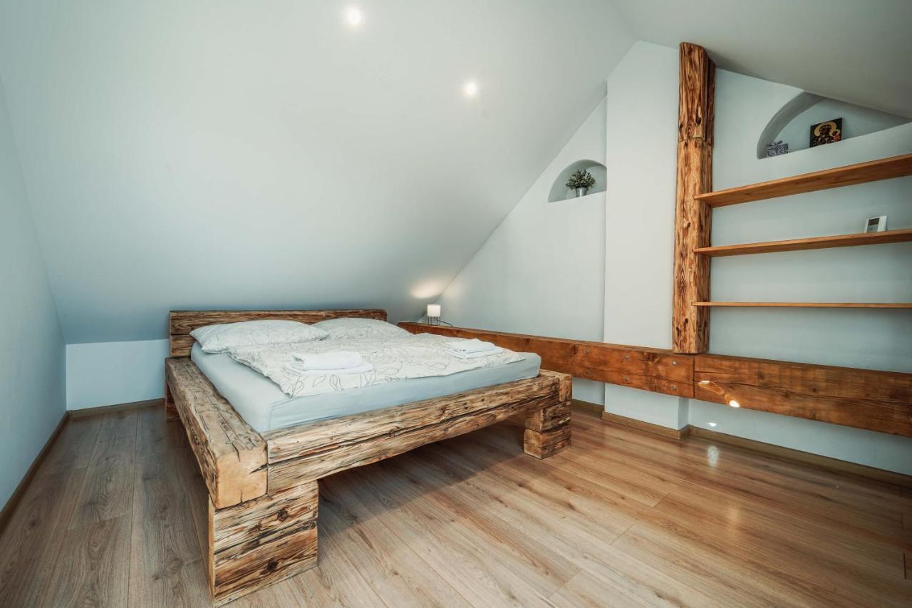 Cakyho Kuria - Mezonetovy Apartman S Krbom A Saunami สมิชานี ภายนอก รูปภาพ